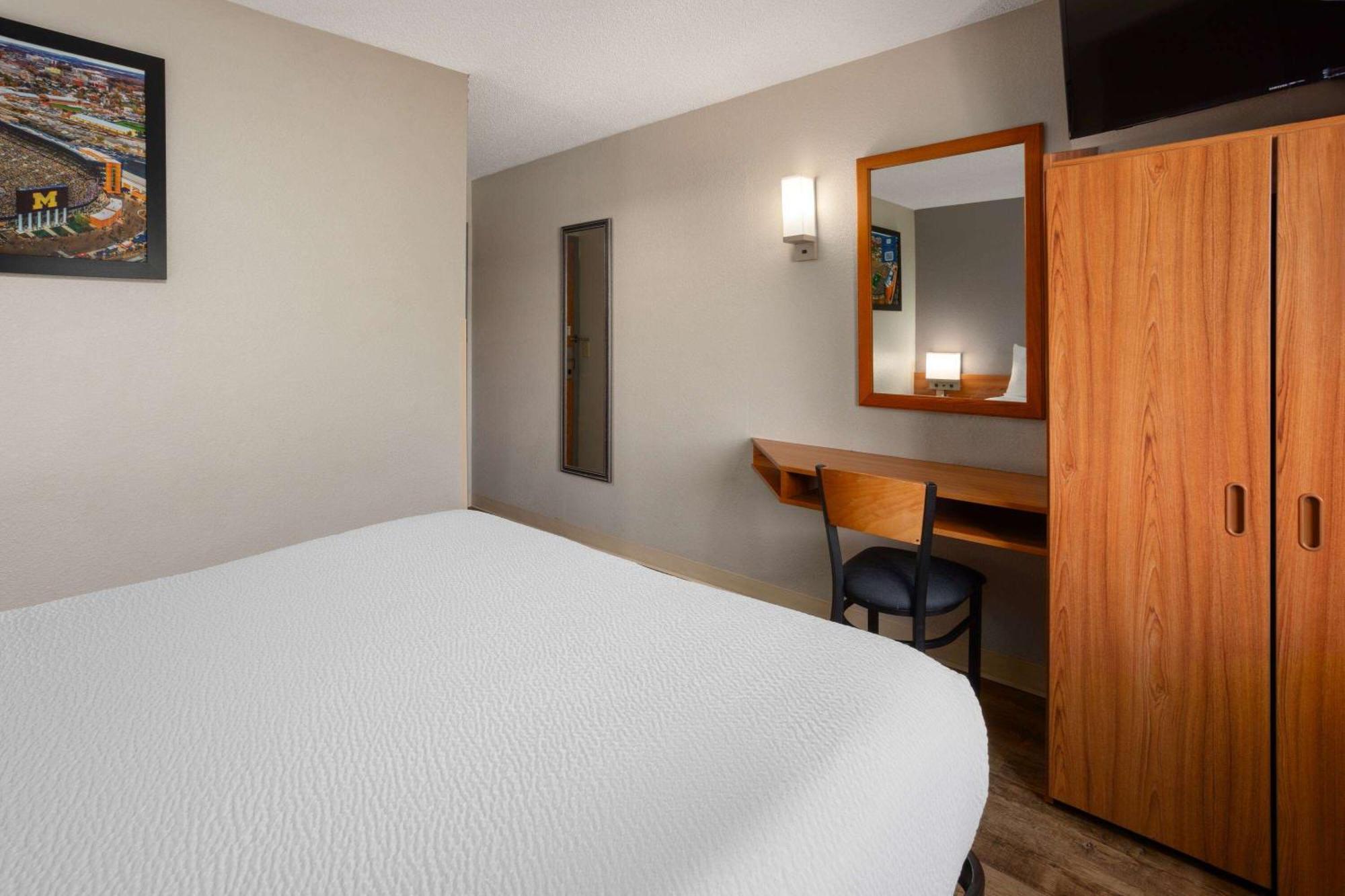 Microtel Inn & Suites By Wyndham Ann Arbor Exterior photo
