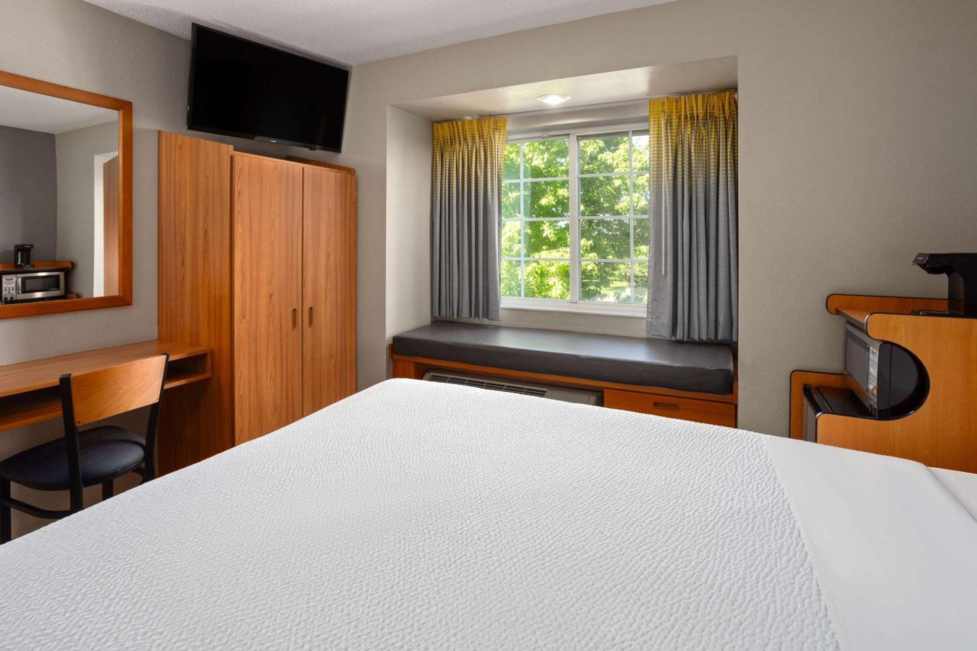 Microtel Inn & Suites By Wyndham Ann Arbor Exterior photo